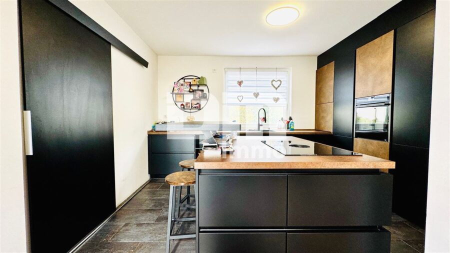 Teilsaniertes Ein - Zweifamilienhaus + Nutzflächen mit Anbau in Traumlage mit Panoramablick - WE1 EG Küche offen Einbauküche Luxus